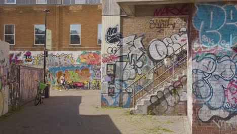 Straßenkunst-Und-Graffiti-An-Der-Außenseite-Von-Gebäuden-In-Bold-Tendences-Community-Project-Peckham-South-London-UK-1